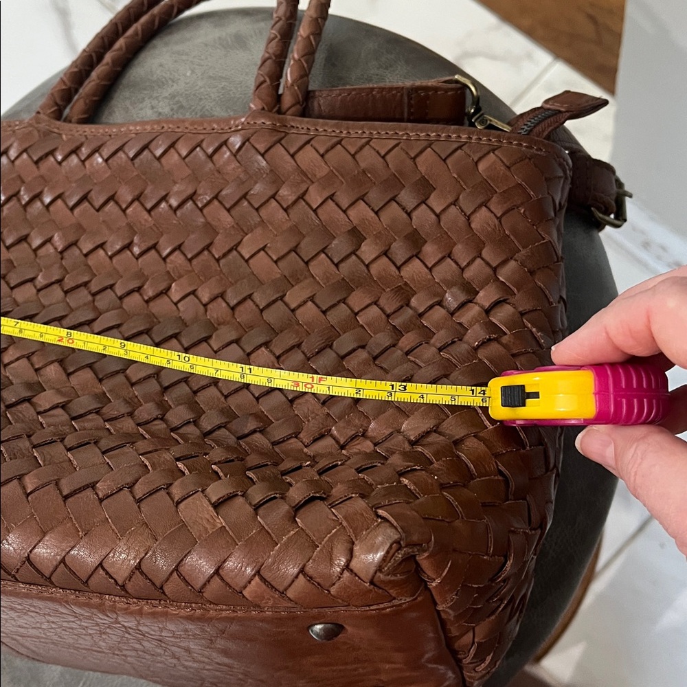 Elegant Brown Woven Leather Tote - Picture 10 of 12